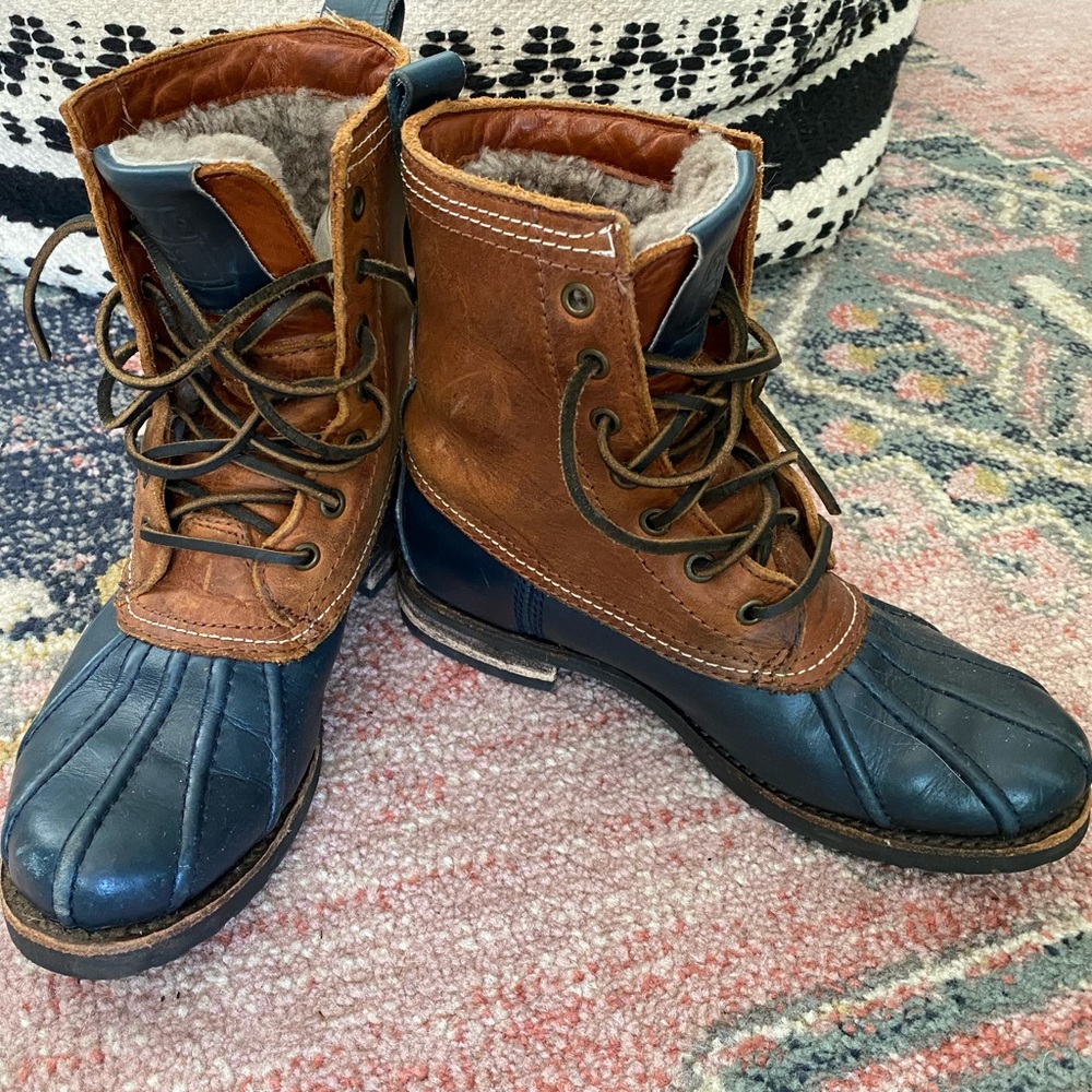 FRYE Veronica shearling duck boots sz 7